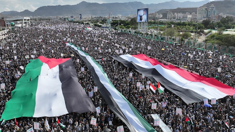 علما فلسطين المحتلة واليمن في مسيرة رافضة للعدوان الإسرائيلي على قطاع غزّة في صنعاء (مواقع يمنية)