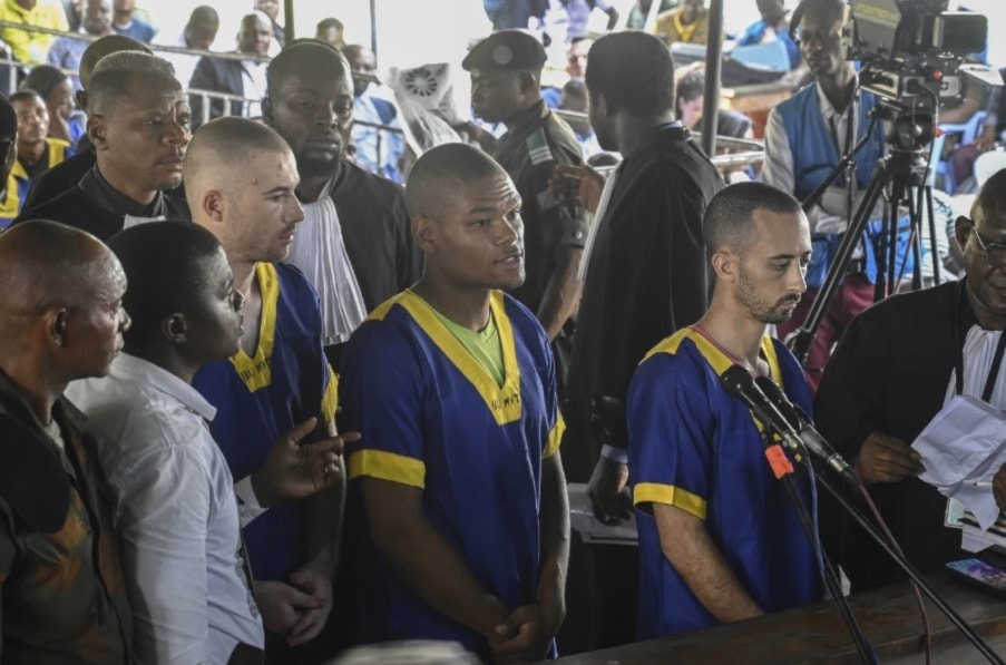 من اليسار إلى اليمين: تايلر تومبسون، مارسيل مالانغا، روبن زلمان-بولن، الأميركيين الـ3 المتهمين بالمشاركة في الانقلاب في الكونغو (أسوشيتد برس)