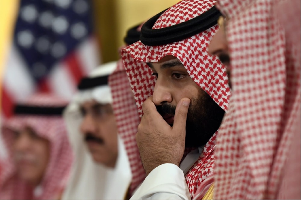 ولي العهد السعودي، محمد بن سلمان، أثناء لقائه الرئيس الأميركي السابق دونالد ترامب في أوساكا في اليابان عام 2019 (أرشيف)