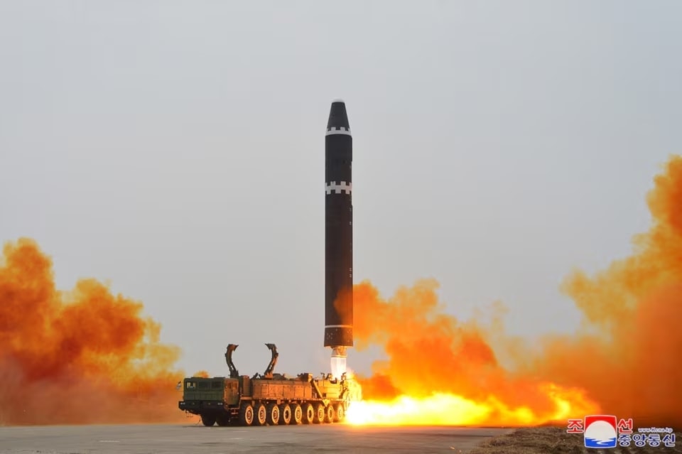 إطلاق صاروخ باليستي عابر للقارات في مطار بيونغ يانغ الدولي في كوريا الشمالية (18-02-2023)