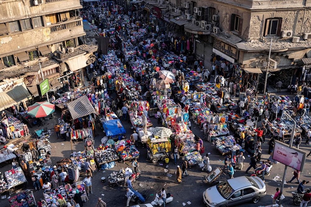 إحدى الشوارع المكتظّة بالسكان في العاصمة المصرية القاهرة (وكالات)