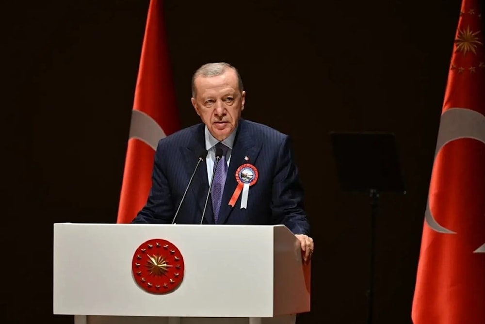 الرئيس التركي رجب طيب أردوغان يتحدث خلال حفل تخرج ضباط الأركان، اليوم، في حرم جامعة الدفاع الوطني في إسطنبول (وكالة الأناضول)