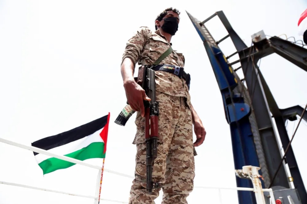 فورين بوليسي: لما لا تستطيع البحرية الأميركية وحلفاؤها إيقاف الحوثيين؟