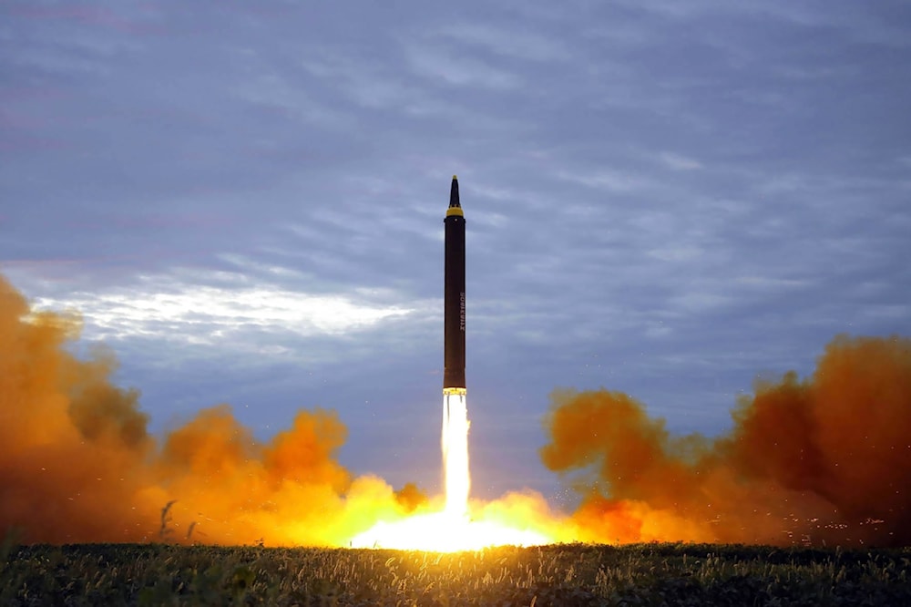 يحمل رأساً حربياً عملاقاً.. كوريا الشمالية تجري تجربة إطلاق صاروخ باليستي جديد