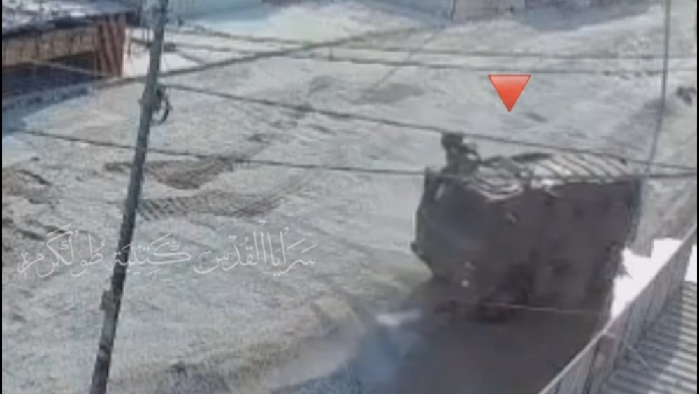 آلية عسكرية إسرائيلية ناقلة جنود قبل استهدافها بعبوة ناسفة، الاثنين 1 تمّوز/يوليو 2024 (سرايا القدس - كتيبة طولكرم)