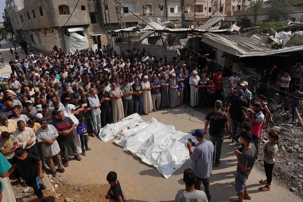 فلسطينيون يصلون الجنازة على ذويهم الذين استشهدوا فى غارات جنوبي خان يونس (أ.ف.ب)