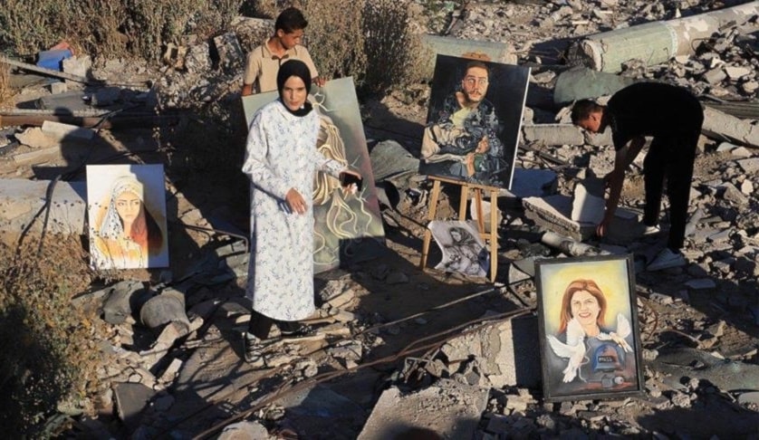 لوحات فنانة فلسطينية فوق أنقاض المنازل