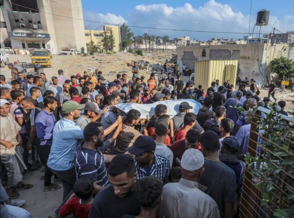 فلسطينيون يحملون جثث شهداء في مستشفى ناصر لدفنها في خان يونس - 24 تموز/يوليو 2024 (الأناضول)
