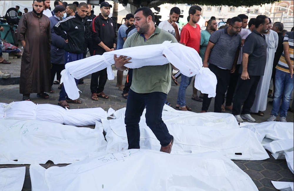 جثامين شهداء إحدى المجازر التي ارتكبها الاحتلال الإسرائيلي في قطاع غزة (وكالات)