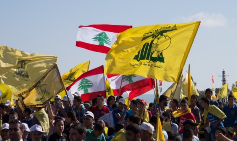 حزب الله يكتسب الدعم لموقفه المواجه لإسرائيل حتى في حين يهدد القتال باندلاع حرب شاملة.