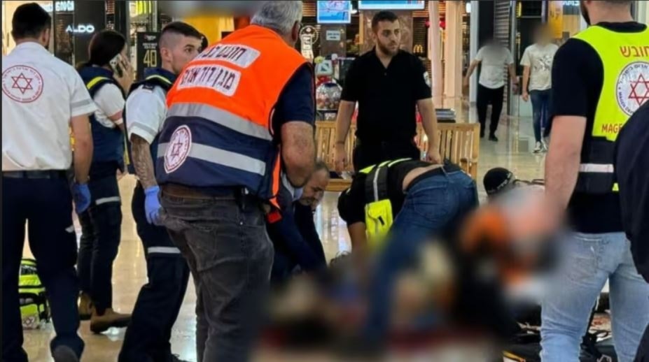 إعلام إسرائيلي يتداول صورة لعملية عملية طعن في مركز تجاري في 