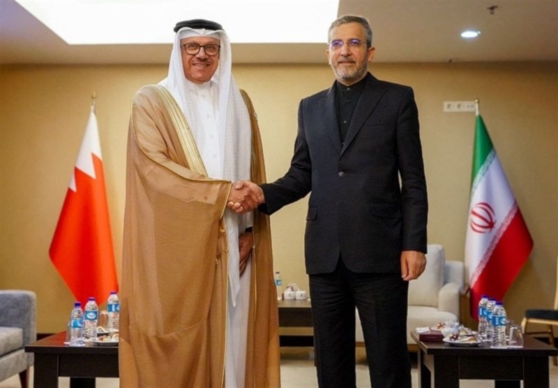 لقاء بين وزير الخارجية الإيراني بالوكالة علي باقري كني ووزير الخارجية البحريني عبد اللطيف الزياني في طهران