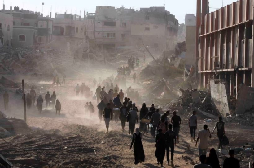 فلسطينيون يعودون إلى الجانب الشرقي من مدينة خان يونس بعد انسحاب القوات الاحتلال من المنطقة 30 تموز/يوليو (رويترز)