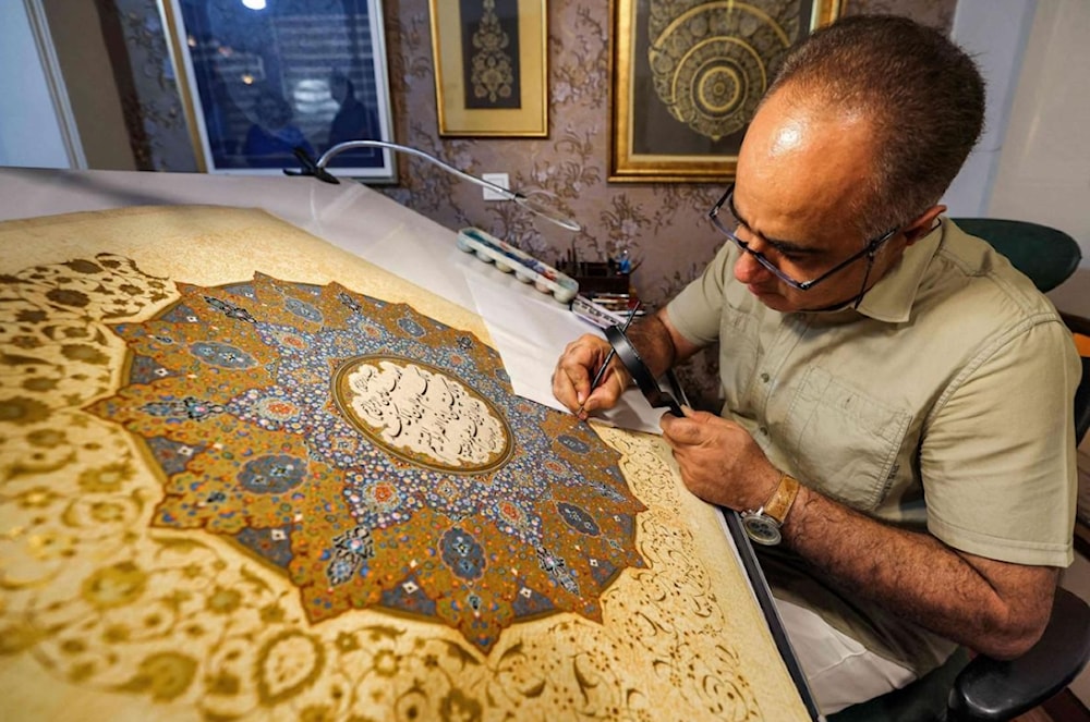 يُعدّ محمد حسين أقاميري أحد معلّمي تذهيب الكتب في إيران