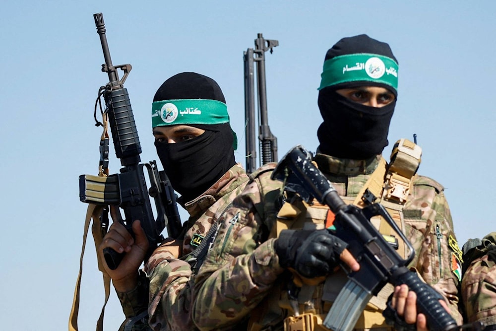 مقاتلان من كتائب الشهيد عز الدين القسام، الجناح العسكري لحركة 