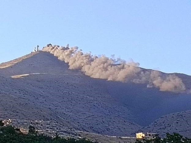صورة توثق اندلاع النيران في جبل الشيخ، شمالي فلسطين المحتلة، بعد هجوم جوي نفذته المقاومة الإسلامية في لبنان