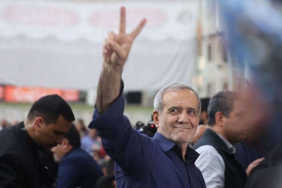 الرئيس الإيراني المنتخب مسعود بيزشكيان في ضريح الإمام الخميني عقب فوزه في السباق الرئاسي 6 تموز/يوليو 2024