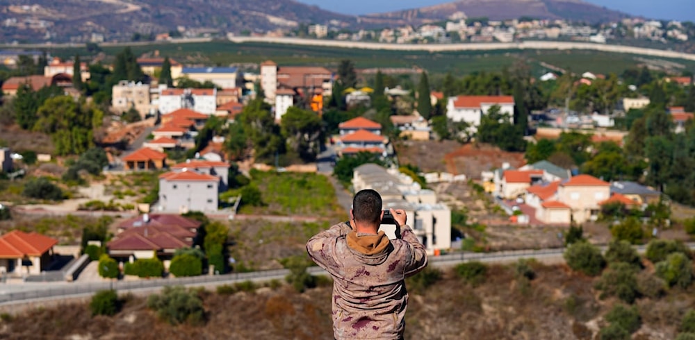 مواطن لبناني يلتقط صورة لمستوطنة 