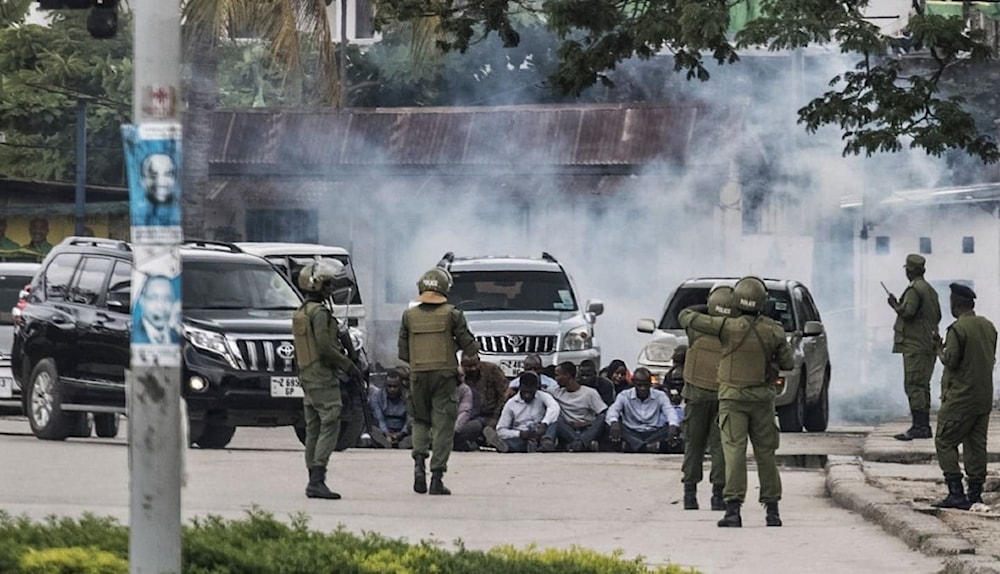 عناصر من الشرطة في تنزانيا يعتقلون عدداً من الأشخاص خلال تظاهرة