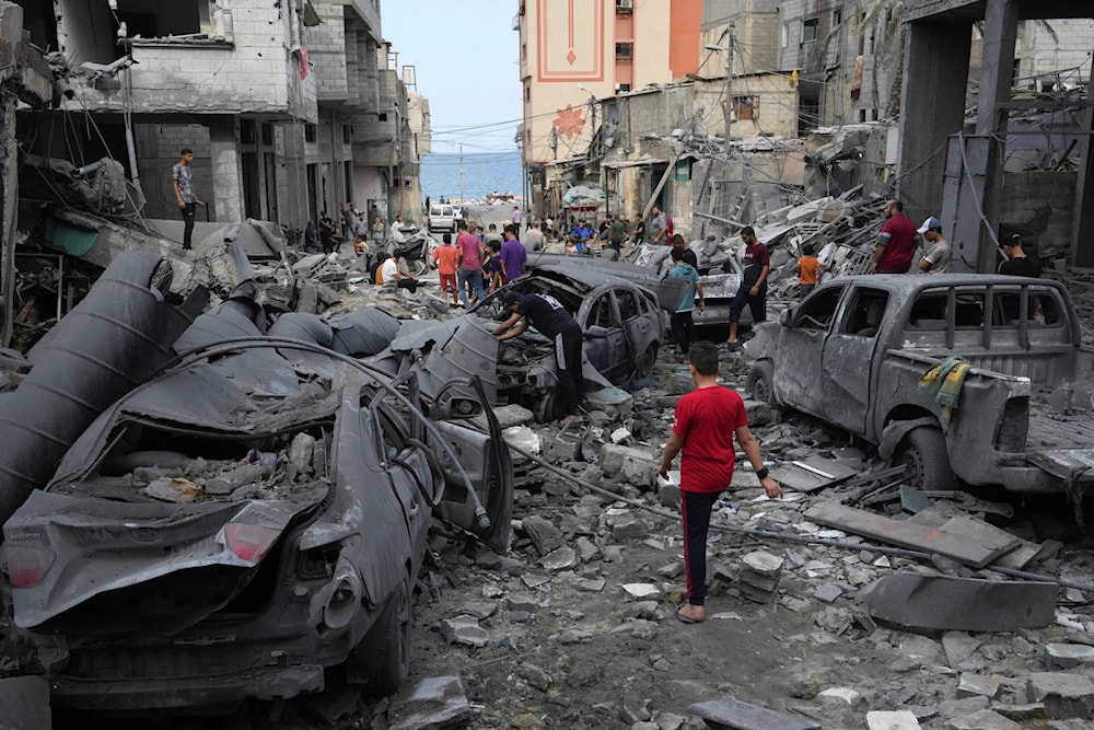 فلسطينيون يتفقدون أنقاض المسجد الغربي الذي دُمّر بعد قصفه بغارة جوية إسرائيلية على مخيم الشاطئ للاجئين في مدينة غزة (وكالات)