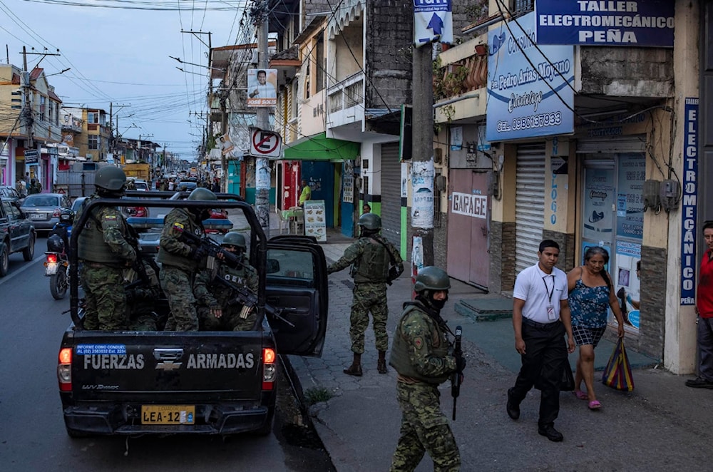 جنود إكوادوريون يقومون بدورية في ضواحي غواياكيل التي تهيمن عليها مجموعات متورطة بالاتجار بالمخدرات (وكالات)