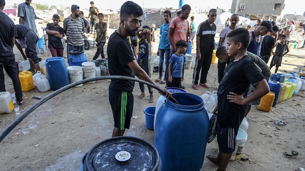 أطفال غزة.. طوابير المياه بدلاً من مقاعد الدراسة!