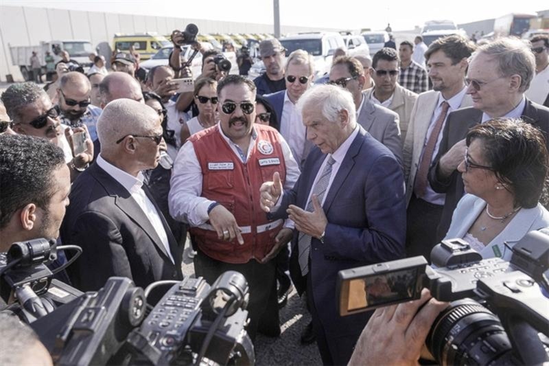 مفوّض الشؤون الخارجية في الاتحاد الأوروبي جوزيب بوريل خلال جولته في معبر رفح من الناحية المصرية (وكالات)