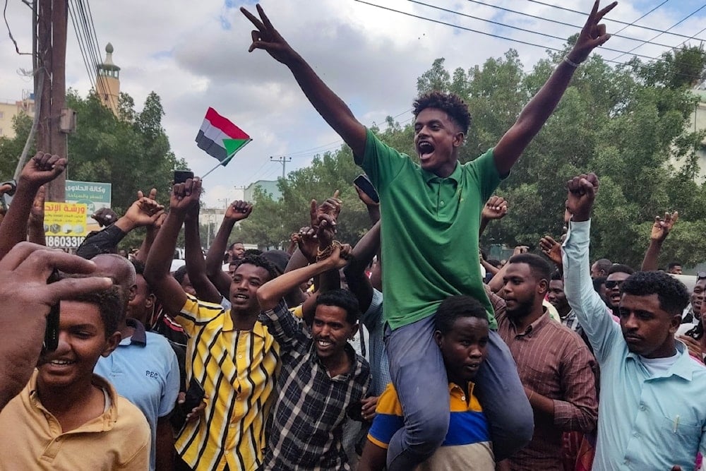 سودانيون في بورتسودان يحتفلون بتقدم الجيش السوداني في مدينة ود مدني عاصمة ولاية الجزيرة (أ ف ب)