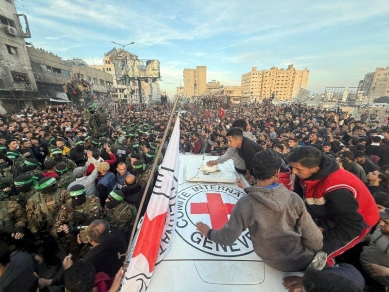 آلاف الفلسطينيين يجتمعون في ساحة السرايا وسط مدينة غزة خلال تسليم كتائب القسام الأسيرات الإسرائيليات الثلاث إلى الصليب الأحمر 19 كانون الثاني/يناير