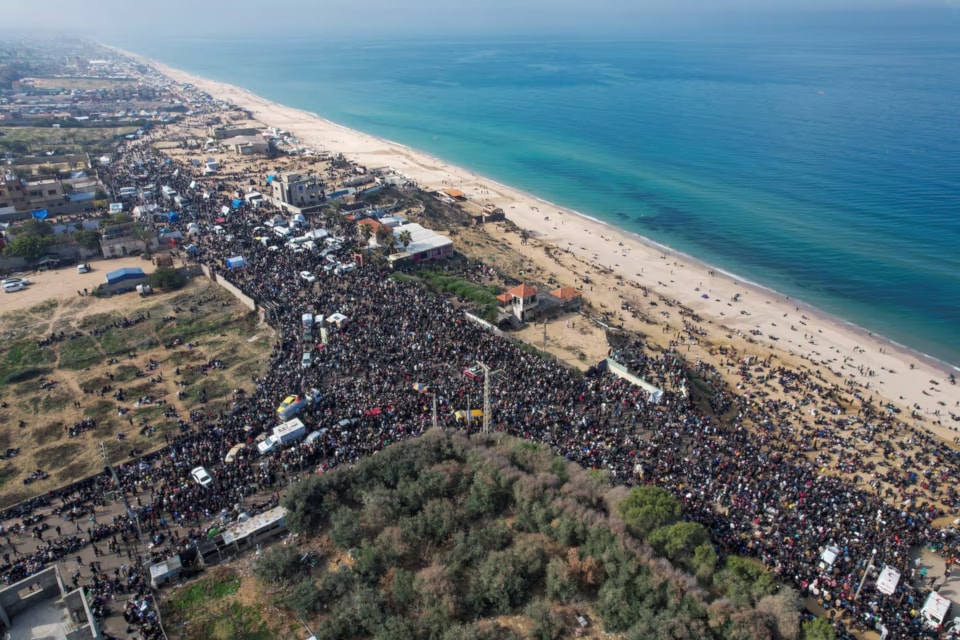 طوفان بشريّ من الفلسطينيِّين يعودون إلى الدِّيار في شمال غزَّة - 