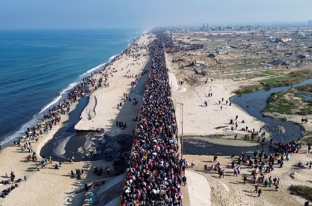 نازحون من قطاع غزة يسيرون في اتجاه مدينة غزة بعد عبور ممر 