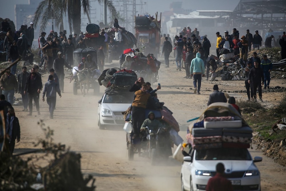 فلسطينيون نازحون يسيرون باتجاه مدينة غزة أثناء عبورهم معبر نتساريم من جنوب قطاع غزة (أ ف ب)