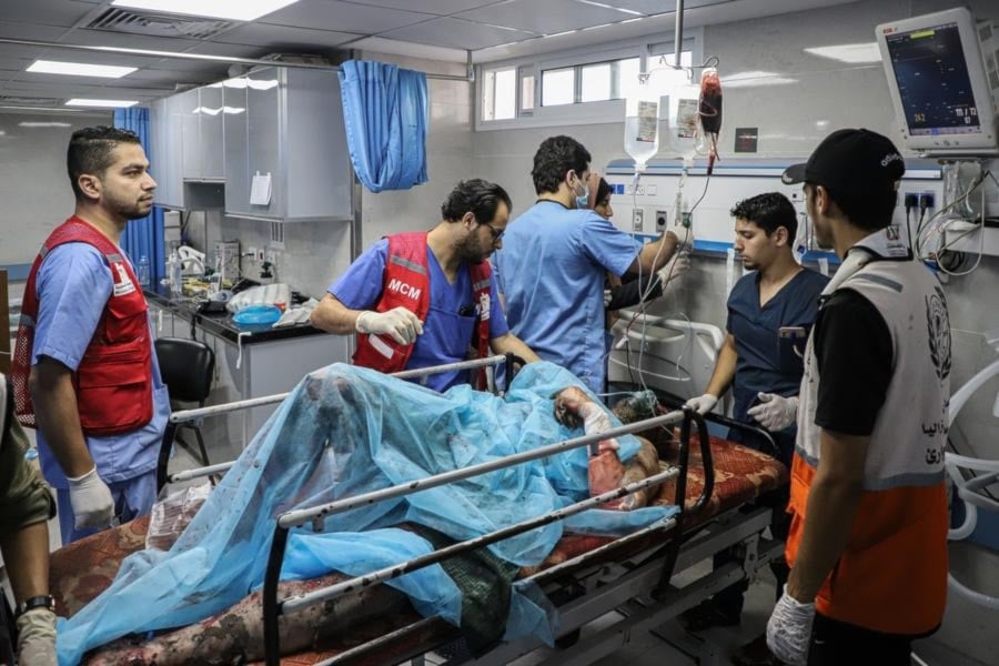 طيبب فلسطيني: أطباء غزة يعانون الجوع أثناء محاولتهم إنقاذ الأرواح