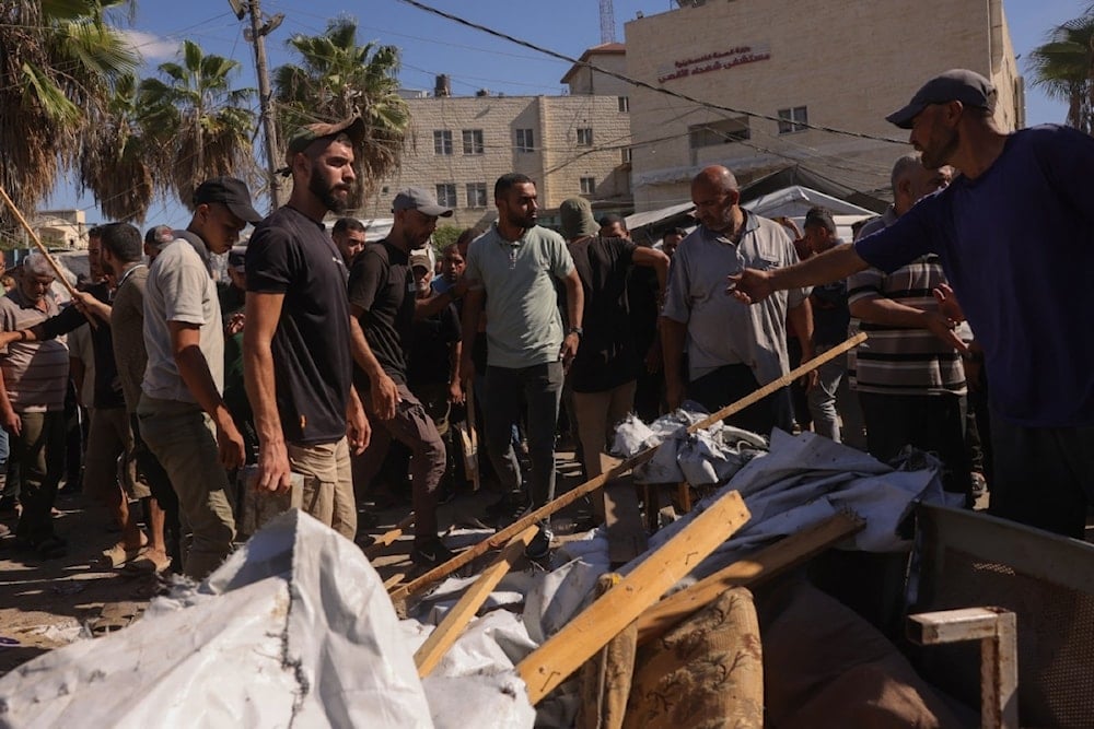 من آثار قصف شنه الاحتلال الإسرائيلي على خيمة تؤوي نازحين في محيط مستشفى شهداء الأقصى في دير البلح، وسط قطاع غزة (أ ف ب)