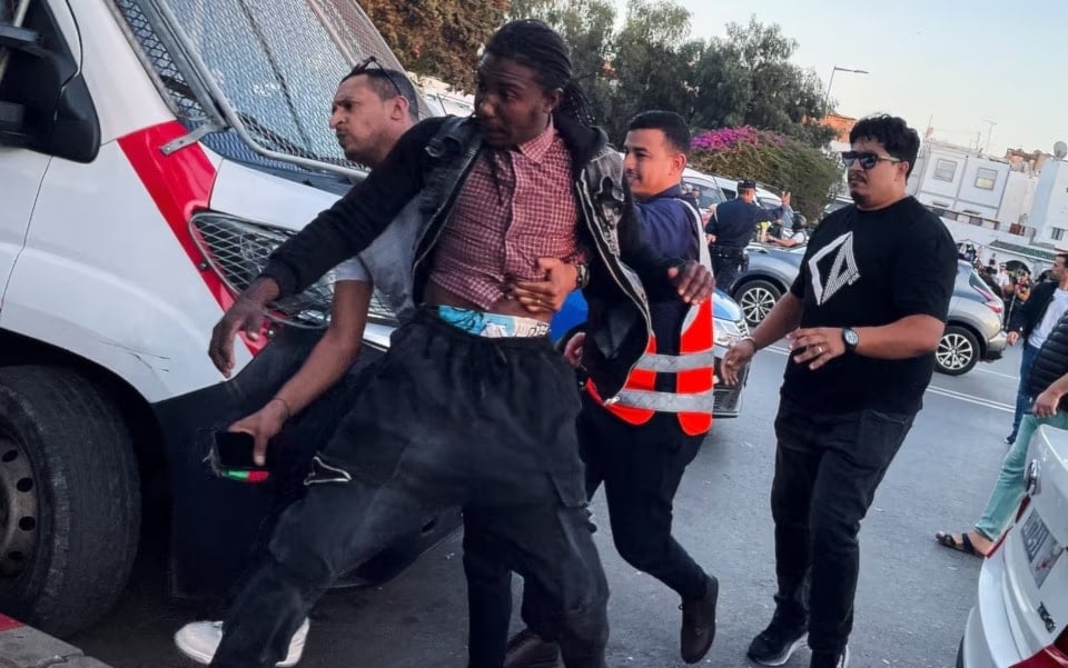أفراد من قوات الأمن يعتقلون أحد الأشخاص خلال تفريق احتجاجات شبابية في المغرب (رويترز)