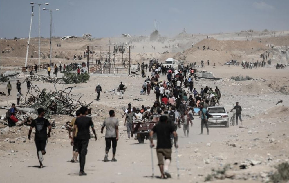 نازحون فلسطينيون يعودون إلى ديارهم في مدينة غزة  مروراً بمحور 