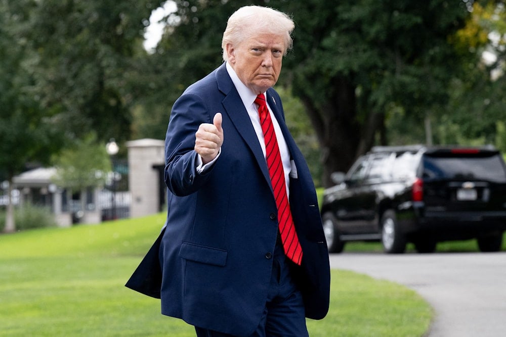 الرئيس الأميركي دونالد ترامب يمشي في الحديقة الجنوبية للبيت الأبيض لدى عودته من مركز والتر ريد الطبي العسكري الوطني بعد فحص طبي (أ ف ب) 