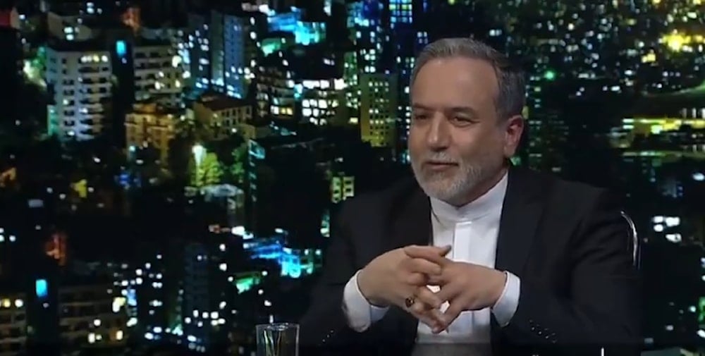 وزير الخارجية الإيراني عباس عراقتشي خلال لقاء مع التلفزيون الرسمي الإيراني (تواصل اجتماعي)