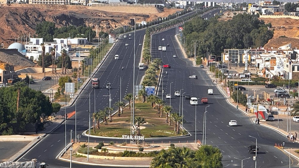 الطريق الرئيسي في شرم الشيخ المصرية التي ستسضيف القمة يوم غد