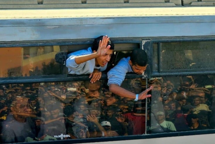 من وصول الأسرى الفلسطينيين إلى قطاع غزة