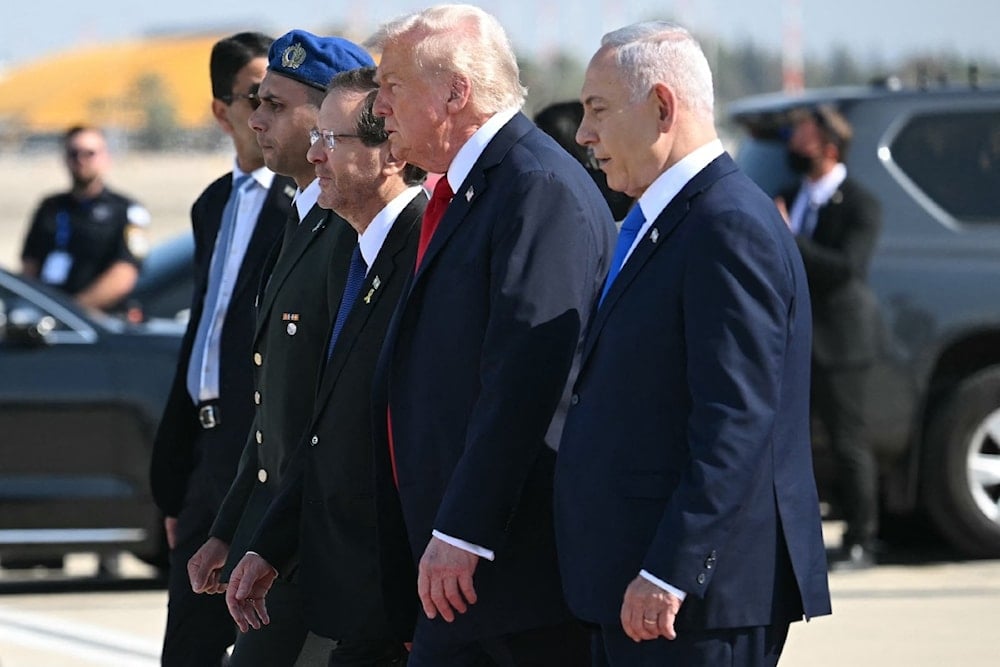 رئيس حكومة الاحتلال الإسرائيلي، بنيامين نتنياهو، والرئيس الأميركي، دونالد ترامب، في مطار 
