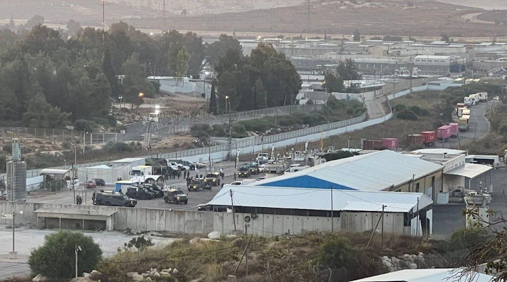 سيارات الصليب الأحمر الدولي تدخل إلى سجن عوفر الإسرائيلي لإخراج الأسرى الفلسطينيين ضمن صفقة التبادل