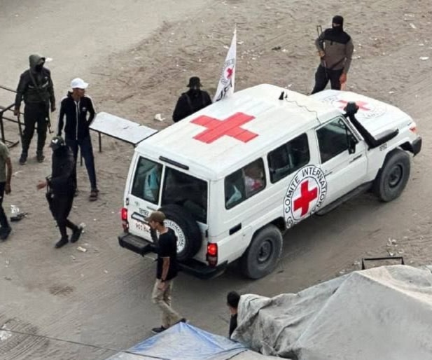 الصليب الأحمر يستعد لعملية تسليم عدد من أسرى الاحتلال ضمن صفقة التبادل.