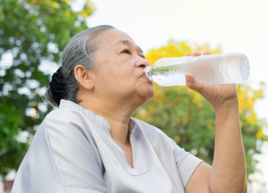 عدم شرب كمية كافية من الماء قد يؤثر على صحتك العامة (Alamy /PA)