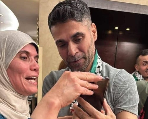 الأسير المحرر محمود العارضة يعانق الحرية 