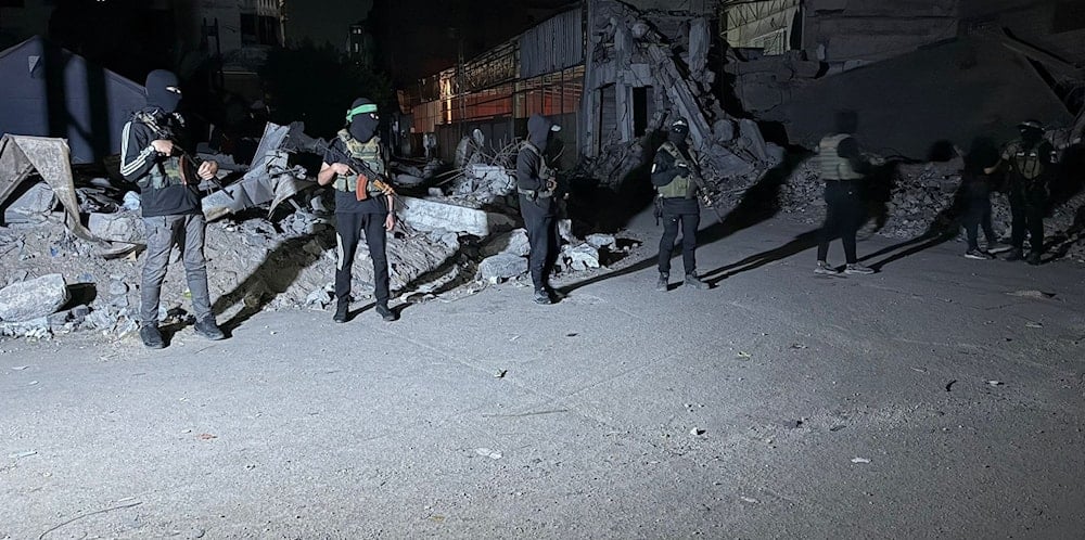 مقاومو القسام خلال تسليم جثتي أسيرين إسرائيليين للصليب الأحمر في مدينة غزة (أيمن الهسي)