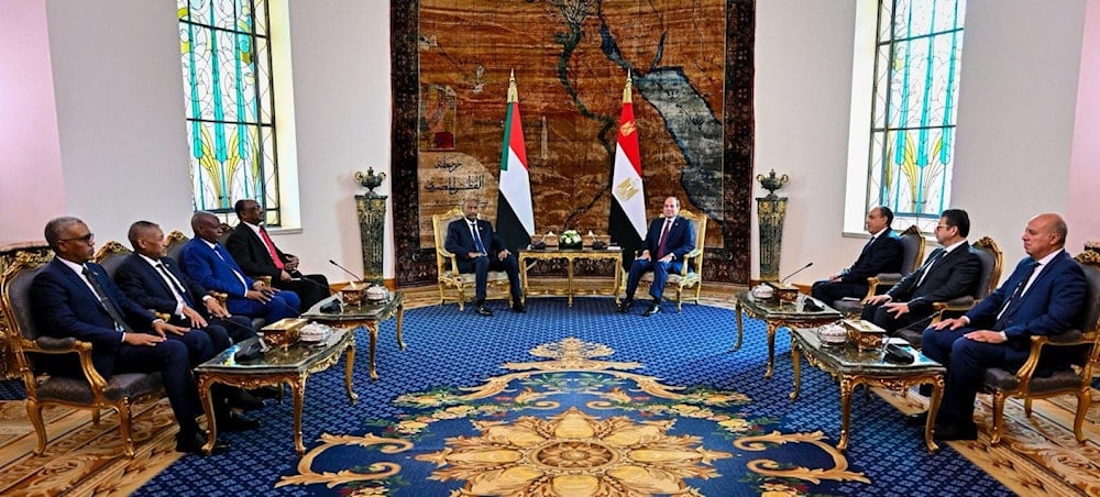 الرئيس المصري عبد الفتاح السيسي ورئيس المجلس السياد السوداني عبد الفتاح البرهان يجتمعان بالقاهرة بحضور الوفدين المرافقين