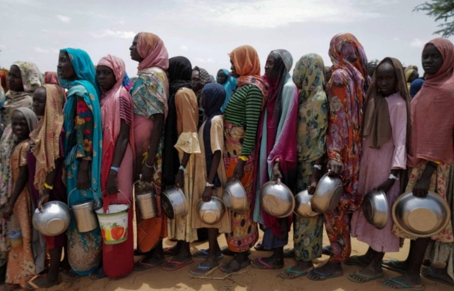 نساء سودانيات يخرجنَ من أجل استيلام المساعدات من الصليب الأحمر (أرشيفية)