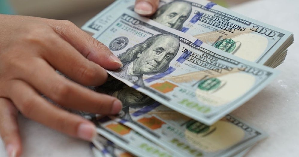 الدولار يتراجع تحت وطأة الحرب التجارية والتكهنات بخفض أسعار الفائدة