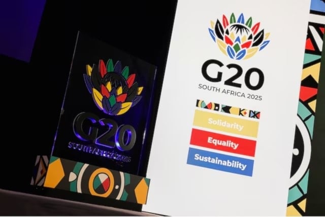 شعار مجموعة العشرين في جنوب أفريقيا 2025 خلال الاجتماعات السنوية لصندوق النقد الدولي والبنك الدولي 2025 (رويترز)